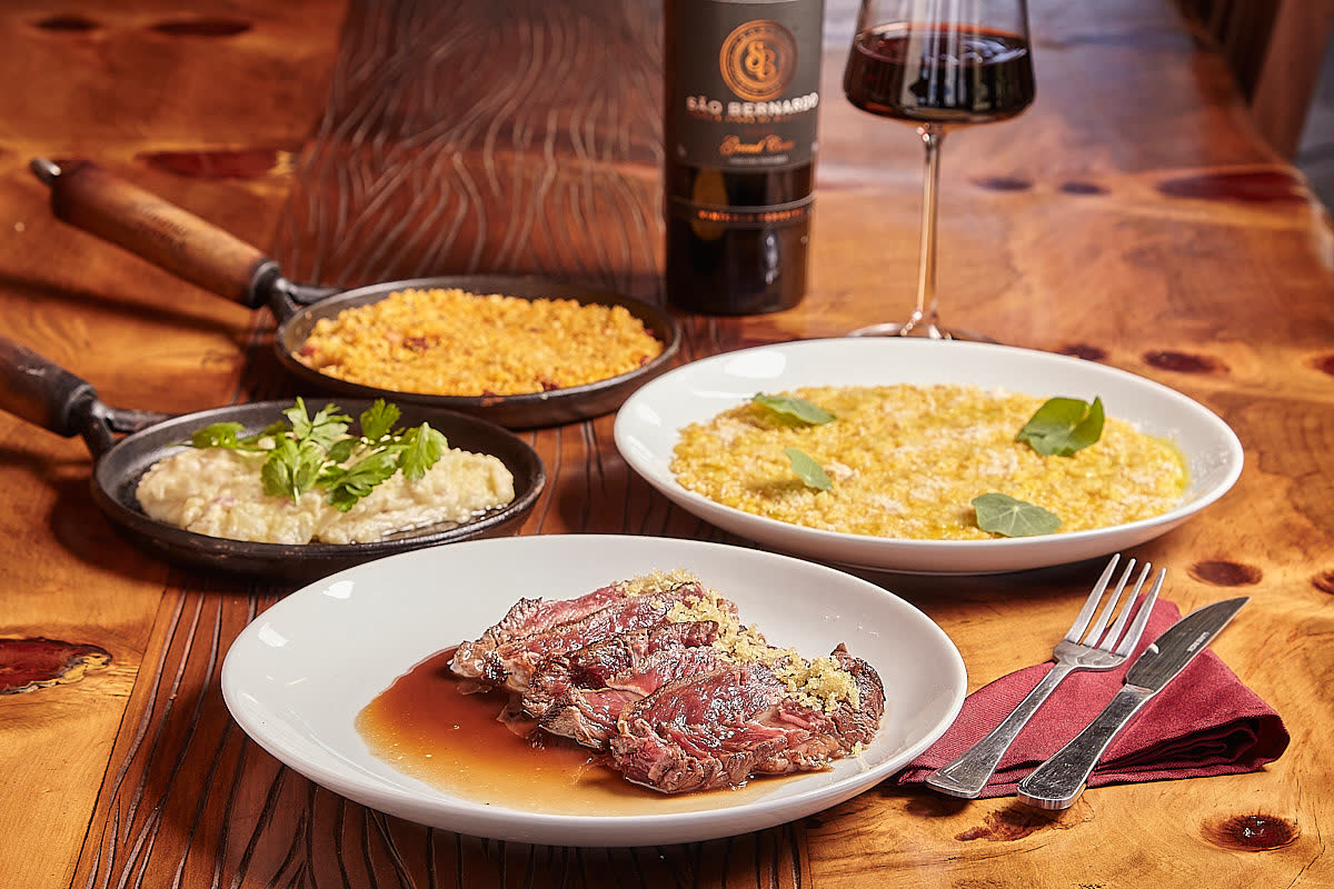 Pratos do restaurante acompanhados de vinho